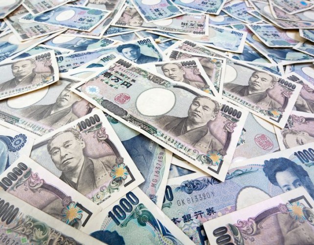 Yen attracts safe haven flows as Italian budget, Brexit concern markets